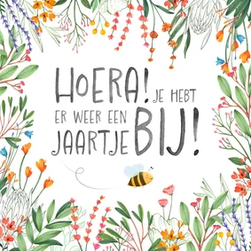 Botanische kleurrijke verjaardagskaart met vliegende bij