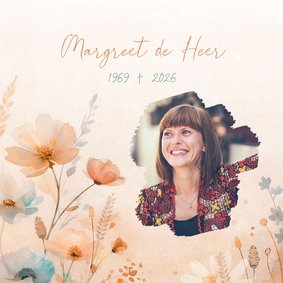 Botanische rouwkaart eigen foto en zachte aquarel bloemen