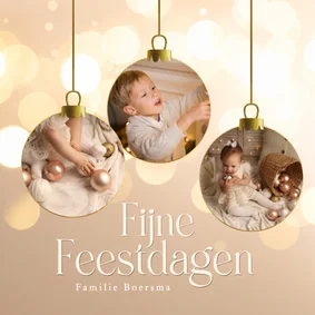 Chique kerstkaart beige met kerstballen fotocollage en bokeh