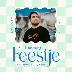 Feestje uitnodiging met groene blokjes, blauwe tekst en foto