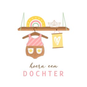 Felicitatiekaart dochter plank babykleertjes roze groen