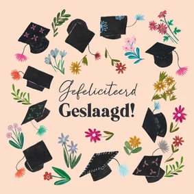 Felicitatiekaart geslaagd met afstudeerhoedjes en bloemen