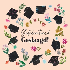 Felicitatiekaart geslaagd met afstudeerhoedjes en bloemen