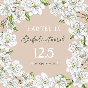 Felicitatiekaart huwelijksjubileum witte bloesem op fluweel