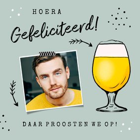 Felicitatiekaart man bier confetti pijltjes