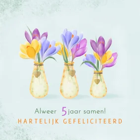 Felicitatiekaart vaasjes met stippen vol kleurige krokussen