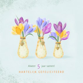 Felicitatiekaart vaasjes met stippen vol kleurige krokussen