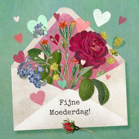 Fijne Moederdag envelop gevuld met bloemen en hartjes