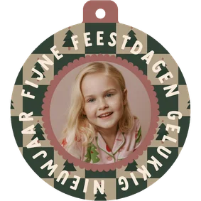 Foto kerstbalvorm kaart blokjespatroon kerstboompjes