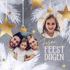 Foto kerstkaart kerstballen sneeuw kerst takken