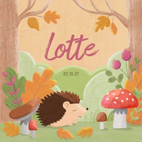Geboortekaartje egel lief paddenstoelen en bladeren in bos