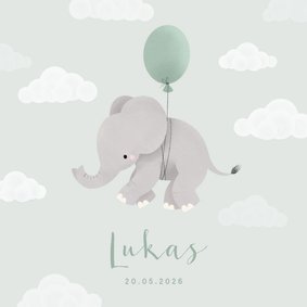 Geboortekaartje met olifantje aan ballon en wolkjes