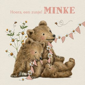Geboortekaartje zusje met drie beertjes tussen de bloemen