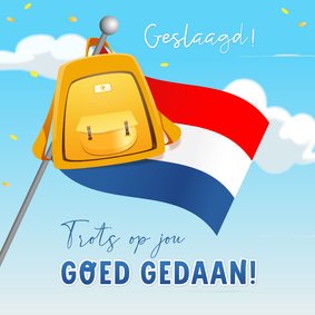 Geslaagd kaart goed gedaan met rugzak aan vlaggenmast