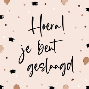 Geslaagdkaart hoera met confetti en afstudeerhoedjes beige