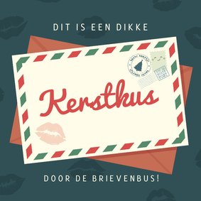 Grappige kerstkaart met een dikke kus door de brievenbus