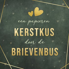 Groene kerstkaart een papieren kerstkus door brievenbus 