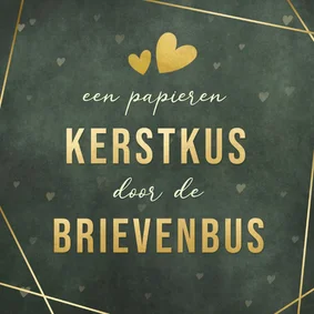 Groene kerstkaart een papieren kerstkus door brievenbus