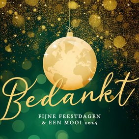 Groene kerstkaart zakelijk met gouden wereldkaart kerstbal