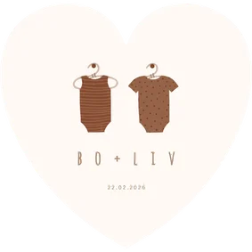 Hartvormig geboortekaartje tweeling met 2 rompertjes
