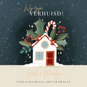 Hippe kerst verhuiskaart met huisje, hulst en zuurstokken