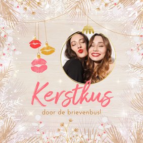 Hippe kerstkaart kus door de brievenbus eigen foto houtlook