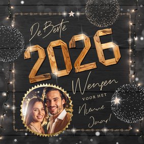 Hippe nieuwjaarskaart met houten jaartal en eigen foto