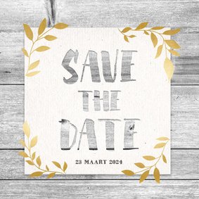 Hippe save the date kaart met hout, papier en gouden takjes