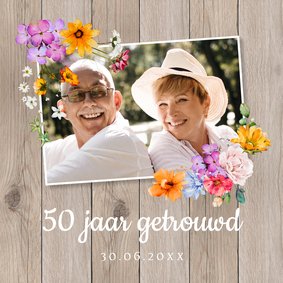 Jubileumkaart huwelijk hout foto bloemen 50 jaar getrouwd