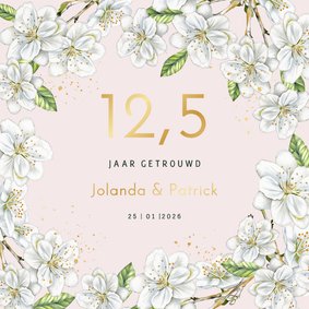 Jubileumkaart huwelijk witte bloesem op groen fluweel