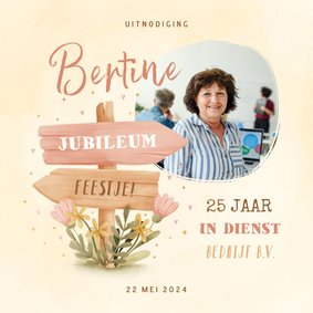 Jubileumkaart met foto, wegwijzer en bloemen 25 jaar