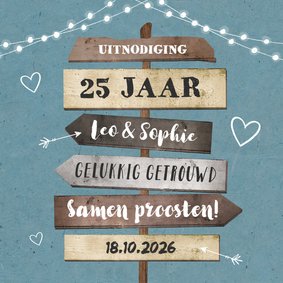 Jubileumkaart uitnodiging hip met houten wegwijzers en foto