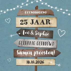 Jubileumkaart uitnodiging hip met houten wegwijzers en foto