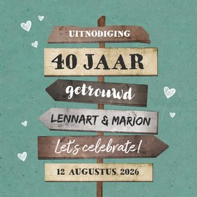 Jubileumkaart uitnodiging houten wegwijzers met hartjes