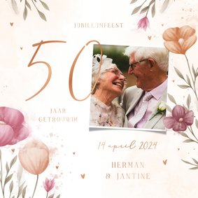 Jubileumkaart waterverf bloemen met foto en koperen hartjes