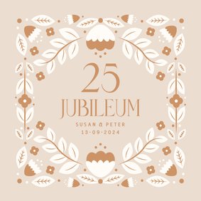 Jubileumkaartjes in beige met bloemen kader