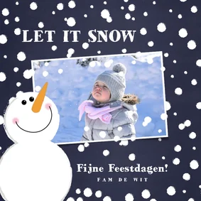 Kerst foto kaart met een schattige sneeuwpop in de sneeuw