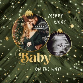 Kerstkaart baby on the way sprankelend kerstballen foto