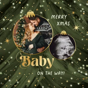 Kerstkaart baby on the way sprankelend kerstballen foto