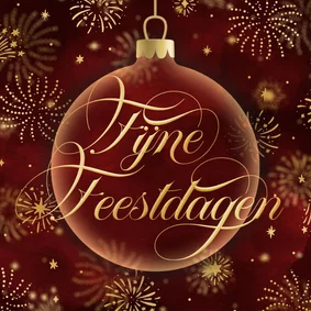 Kerstkaart 'Fijne Feestdagen' rood kerstbal met vuurwerk