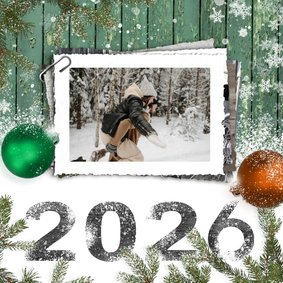 Kerstkaart fotostapel op hout en sneeuw