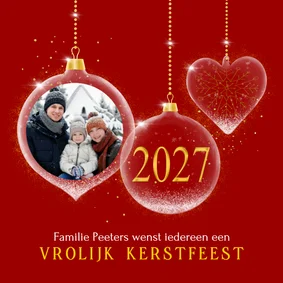 Kerstkaart glazen kerstballen op rood met foto en jaartal