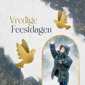 Kerstkaart gouden duiven blauwe waterverf en typografie