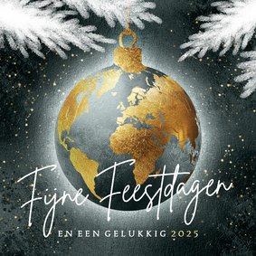 Kerstkaart gouden kerstbal aarde