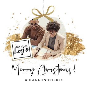 Kerstkaart 'Hang in there' kerstbal goudlook verfstreep logo