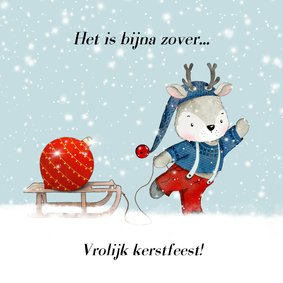 Kerstkaart hert met slee in de sneeuw 