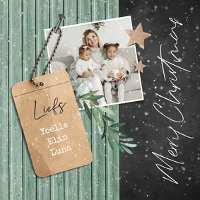 Kerstkaart hout krijtbord takje groen foto label sneeuw