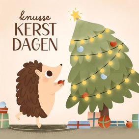 Kerstkaart illustratie egel kerstboom in huis