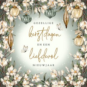 Kerstkaart in groen met kerstkrans en vlinders