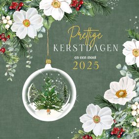 Kerstkaart kerstbloemen kerstbal op fluweelachtige kleur